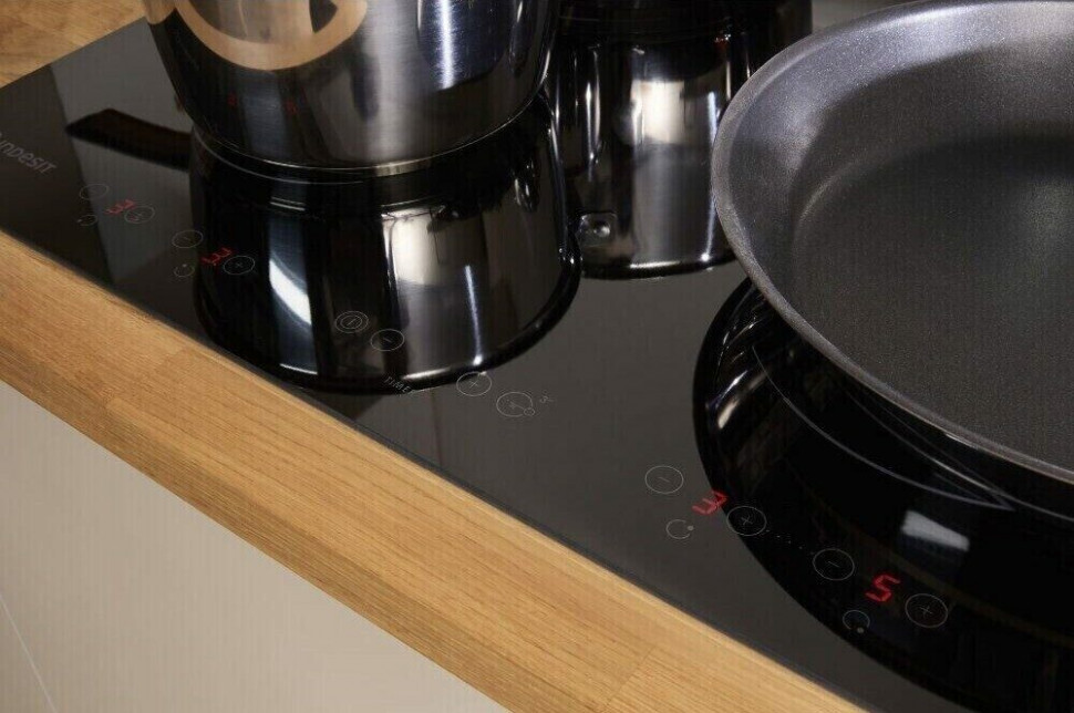 Индукционная варочная панель Indesit VID 641 B C
