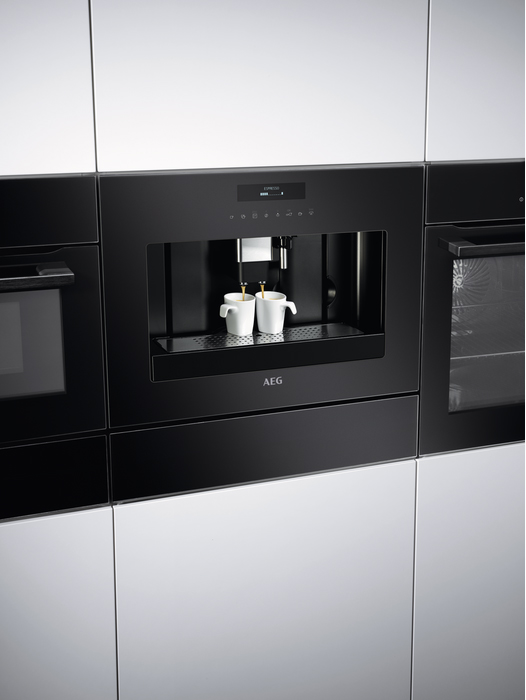 Встраиваемая кофемашина AEG KKE884500B